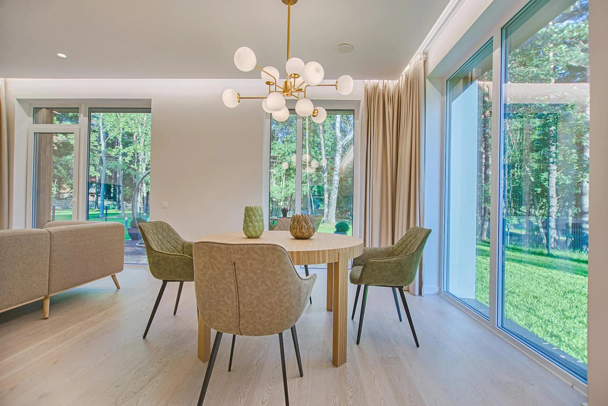 Furnished corporate rental living room in Roseville California with neutral palette, dining table set for four, and natural light suitable for a Kaiser or HP relocation tenant